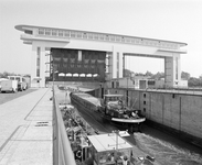 881274 Gezicht op de Prinses Beatrixsluis in het Lekkanaal te Vreeswijk (gemeente Nieuwegein), met het schip Romantica ...